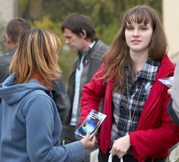 Студенты читают брошюры о Евросоюзе. Фото Сергея Серебро