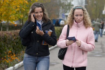 Студенты читают брошюры о Евросоюзе. Фото Сергея Серебро