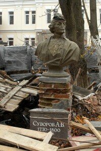 Бюст Аляксандра Суворава сярод будаўнічых матэрыялаў. Фота Сержука Серабро Бюст Аляксандра Суворава сярод будаўнічых матэрыялаў. Фота Сержука Серабро