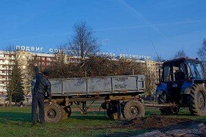 Знішчэнне сквера на плошчы Перамогі ў Віцебску. Фота Сержука Серабро Знішчэнне сквера на плошчы Перамогі ў Віцебску. Фота Сержука Серабро