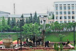 На месцы будучага помніка вялікаму князю Альгерду працуе буравая ўстаноўка. Фота Сержука Серабро