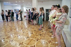 Церемония в зале музея «Витебский центр современного искусства» приветсвует красавиц. Фото Сергея Серебро Церемония в зале музея «Витебский центр современного искусства» приветсвует красавиц. Фото Сергея Серебро