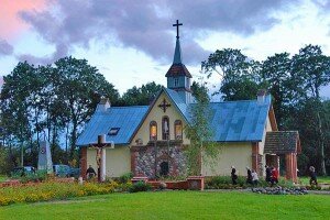 У Бярозаўцы адбылася кансэкрацыя касцёла Маці Божай Міласэрнасці (Вастрабрамскай). Фота Васіля Кучаравага У Бярозаўцы адбылася кансэкрацыя касцёла Маці Божай Міласэрнасці (Вастрабрамскай). Фота Васіля Кучаравага