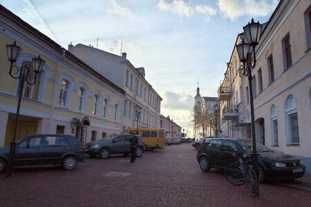Стыхійная аўтастаянка на вуліцы камісара Крылова ў Віцебску. Фота Сержука Серабро Стыхійная аўтастаянка на вуліцы камісара Крылова ў Віцебску. Фота Сержука Серабро
