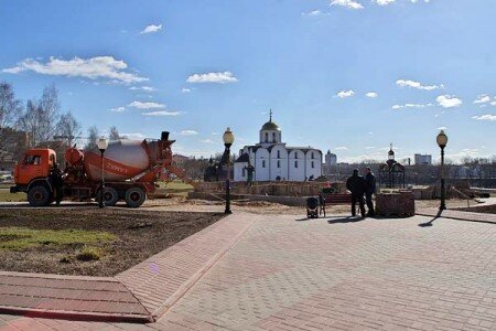 У Віцебску ўзводзяць гіганцкі пастамент для помніка Аляксандру Неўскаму. Фота Сержука Серабро