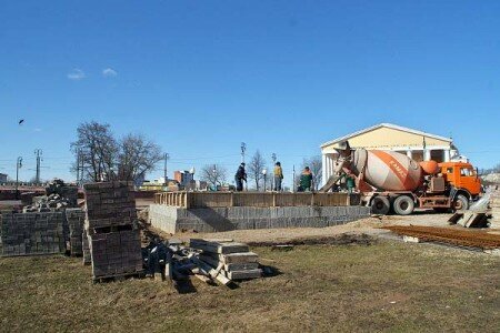 У Віцебску ўзводзяць гіганцкі пастамент для помніка Аляксандру Неўскаму. Фота Сержука Серабро
