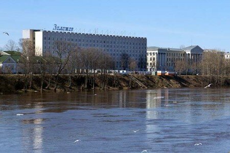 В Витебске начали устанавливать светодиодную надпись «Золотое кольцо Витебска «Двина». Фото Сергея Серебро