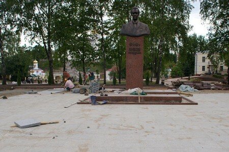 У памятника Машерову кладут новые гранитные плиты. Фото Сергея Серебро У памятника Машерову кладут новые гранитные плиты. Фото Сергея Серебро