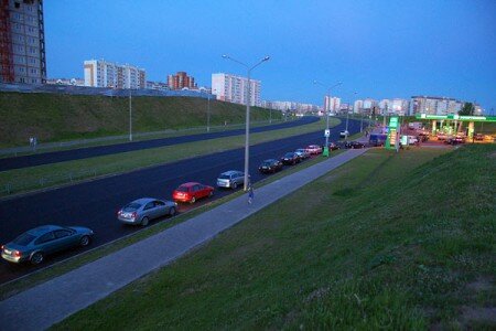 У витебских автозаправок опять выстроились очереди. Фото Сергея Серебро
