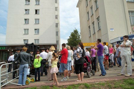 Очередь у КПП перед площадью Победы. Фото Сергея Серебро