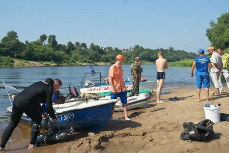 К поискам второго из двух пропавших в марте этого года витебских школьников подключились добровольцы-водолазы. Фото Сергея Серебро