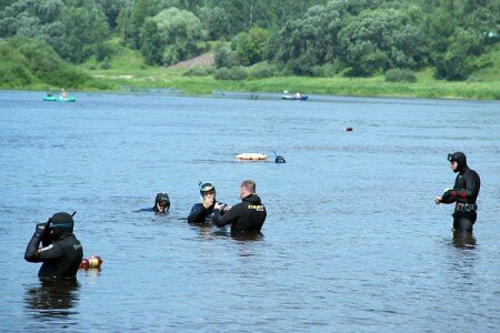 К поискам второго из двух пропавших в марте этого года витебских школьников подключились добровольцы-водолазы. Фото Сергея Серебро