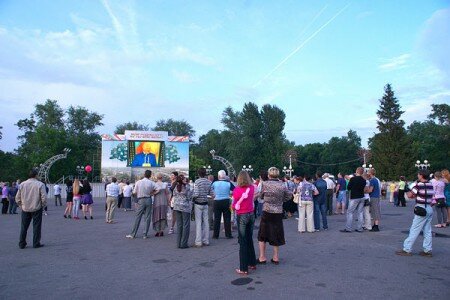 Только пару человек аплодировали Лукашенко на площади Свободы в Витебске. Фото Сергея Серебро Только пару человек аплодировали Лукашенко на площади Свободы в Витебске. Фото Сергея Серебро