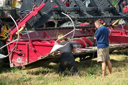 Подготовка комбайнов перед началом жатвы в Шумилинском районе Витебской области. Фото Сергея Серебро
