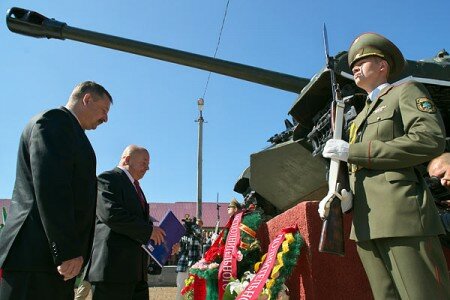Открытие монумента в виде танка ИС-3 «Иосиф Сталин» в Сенно. Фото Сергея Серебро Открытие монумента в виде танка ИС-3 «Иосиф Сталин» в Сенно. Фото Сергея Серебро