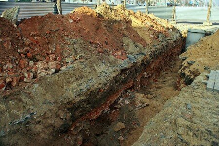 На месцы касцёла св. Антонія і кляштара бернардзінаў у Віцебску працуе экскаватар. Фота Сержука Серабро