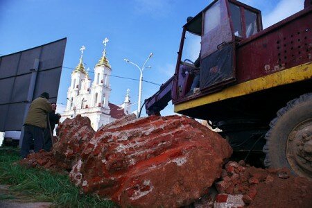 На месцы касцёла св. Антонія і кляштара бернардзінаў у Віцебску працуе экскаватар. Фота Сержука Серабро