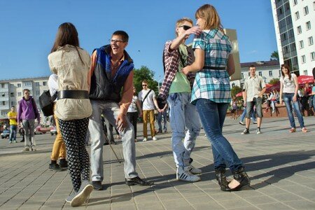 У Віцебску прайшоў Дзень пацалункаў. Фота Сержука Серабро У Віцебску прайшоў Дзень пацалункаў. Фота Сержука Серабро