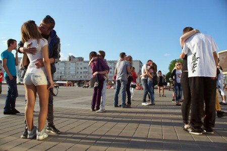 У Віцебску прайшоў Дзень пацалункаў. Фота Сержука Серабро У Віцебску прайшоў Дзень пацалункаў. Фота Сержука Серабро