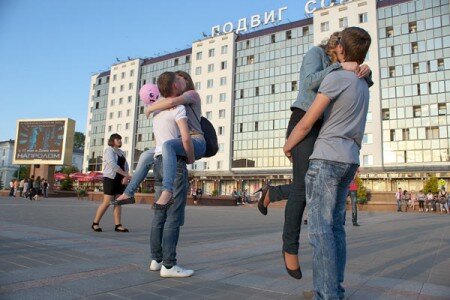 У Віцебску прайшоў Дзень пацалункаў. Фота Сержука Серабро У Віцебску прайшоў Дзень пацалункаў. Фота Сержука Серабро