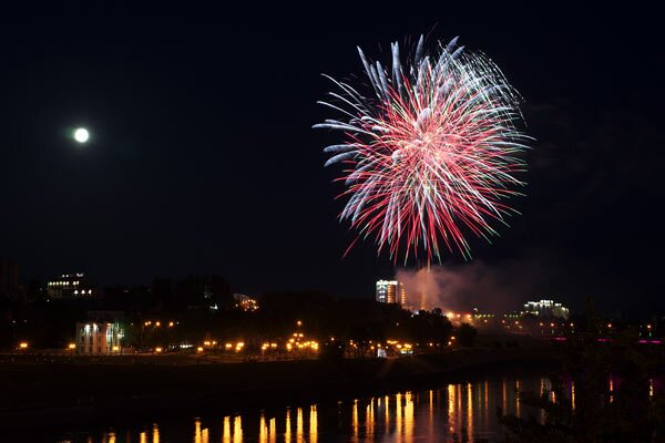 Святочны салют над Віцебскам. Фота Сержука Серабро