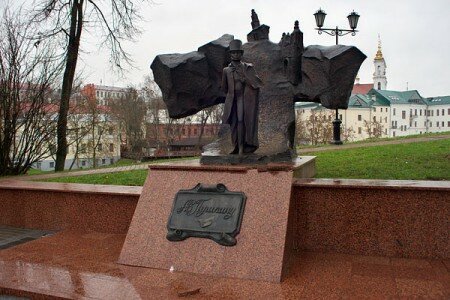 В Витебске поврежден постамент памятника Пушкину. Фото Сергея Серебро В Витебске поврежден постамент памятника Пушкину. Фото Сергея Серебро