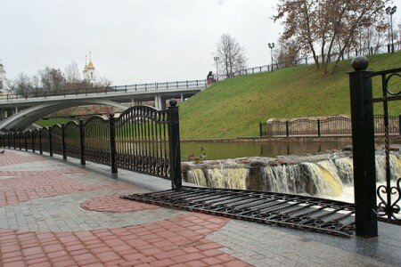 Напротив женского монастыря в кованом ограждении прогулочной площадки кто-то выломал целый пролет. Фото Сергея Серебро Напротив женского монастыря в кованом ограждении прогулочной площадки кто-то выломал целый пролет. Фото Сергея Серебро