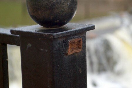 Напротив женского монастыря в кованом ограждении прогулочной площадки кто-то выломал целый пролет. Фото Сергея Серебро Напротив женского монастыря в кованом ограждении прогулочной площадки кто-то выломал целый пролет. Фото Сергея Серебро