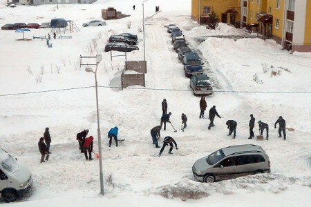 Уборка снега горожанами в Витебске, микрорайон Билево. Фото Игоря Роговского