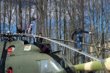 У Віцебску верталёт ператварыўся ў небяспечны атракцыён. Фота Сержука Серабро