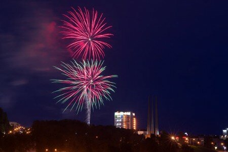 Салют над святочным Віцебскам. Фота Сержука Серабро Салют над святочным Віцебскам. Фота Сержука Серабро