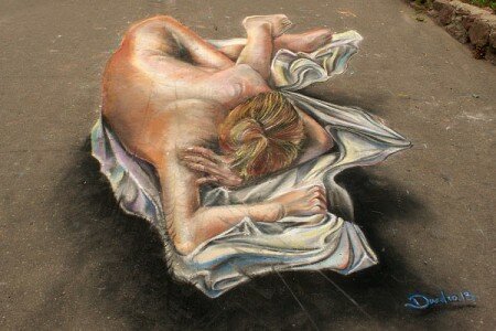 В Витебске появился 3D-рисунок на асфальте в стиле ню. Фото Сергея Серебро