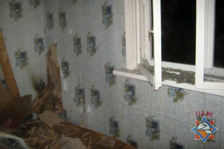 В Полоцке неизвестные пытались подорвать частный дом. Фото МЧС В Полоцке неизвестные пытались подорвать частный дом. Фото МЧС