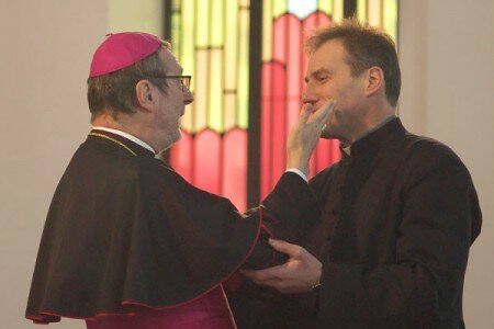 Апостальскі нунцый у Беларусі арцыбіскуп Клаўдыё Гуджэроцці і Алег Буткевіч. Фота Сержука Серабро Апостальскі нунцый у Беларусі арцыбіскуп Клаўдыё Гуджэроцці і Алег Буткевіч. Фота Сержука Серабро