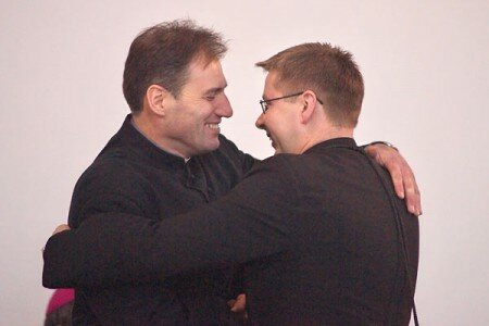 Малады біскуп Алег Буткевіч прымае віншаванні. Фота Сержука Серабро Малады біскуп Алег Буткевіч прымае віншаванні. Фота Сержука Серабро