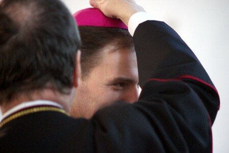 Клаўдыё Гуджэроцці апранае на Алега Буткевіча піуску. Фота Сержука Серабро Клаўдыё Гуджэроцці апранае на Алега Буткевіча піуску. Фота Сержука Серабро