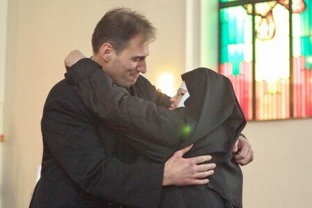 Малады біскуп Алег Буткевіч прымае віншаванні. Фота Сержука Серабро Малады біскуп Алег Буткевіч прымае віншаванні. Фота Сержука Серабро