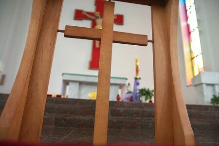 Касцёл Езуса Міласэрднага ў Віцебску. Фота Сержука Серабро Малады біскуп Алег Буткевіч прымае віншаванні. Фота Сержука Серабро