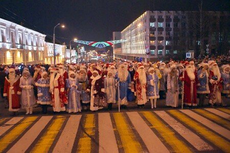 Парад-алле Дедов Морозов Витебска возглавили наездницы. Фото Сергея Серебро Парад-алле Дедов Морозов Витебска возглавили наездницы. Фото Сергея Серебро
