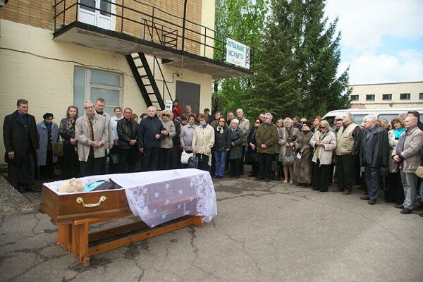 Давіда Сімановіча праводзілі ў апошні шлях на ўскрайку Віцебска. Фота Сержука Серабро Давіда Сімановіча праводзілі ў апошні шлях на ўскрайку Віцебска. Фота Сержука Серабро
