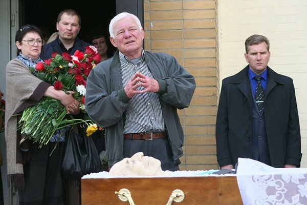 Давіда Сімановіча праводзілі ў апошні шлях на ўскрайку Віцебска. Фота Сержука Серабро Давіда Сімановіча праводзілі ў апошні шлях на ўскрайку Віцебска. Фота Сержука Серабро