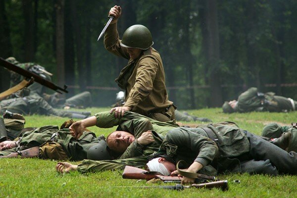 Рукопашная схватка, боец РККА вооружен штык-ножом винтовки СВТ-40. Реконструкция боя за Витебск. Фото Сергея Серебро