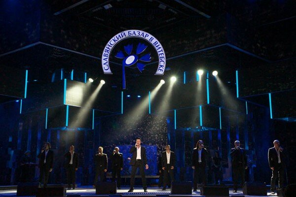  В Летнем амфитеатре при аншлаге состоялось выступление арт-группы «Хор Турецкого». Фото Сергея Серебро