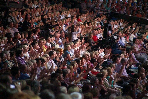  В Летнем амфитеатре при аншлаге состоялось выступление арт-группы «Хор Турецкого». Фото Сергея Серебро