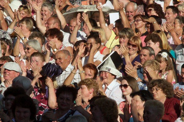 На концерте Надежды Кадышевой в Витебске пустовали сектора амфитеатра. Фото Сергея Серебро