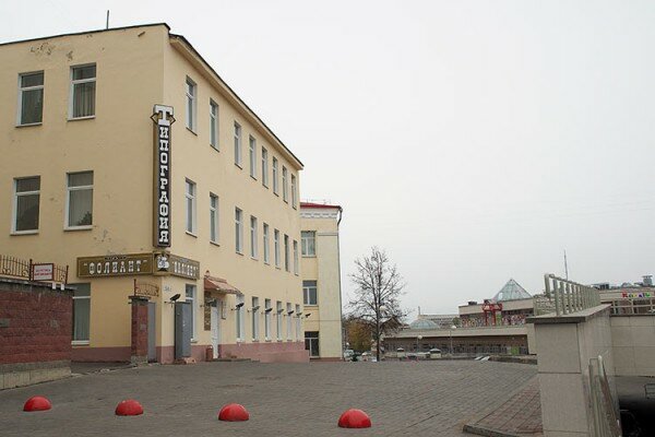 Барьеры на проезде рядом с торговым центром «Марко-Сити». Фото Сергея Серебро