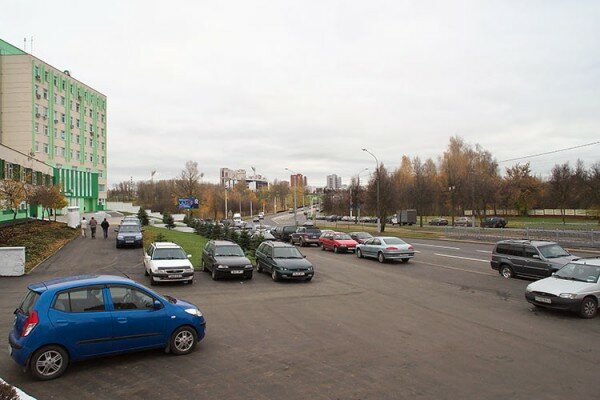 Стихийная автостоянка на проспекте Людникова у «Красного октября» и «Белвеста». Фото Сергея Серебро