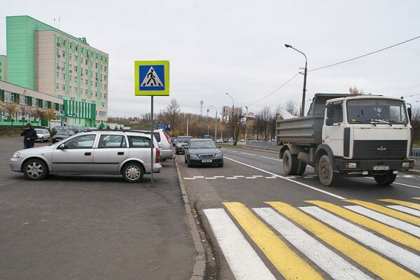 Стихийная автостоянка на проспекте Людникова у «Красного октября» и «Белвеста». Фото Сергея Серебро