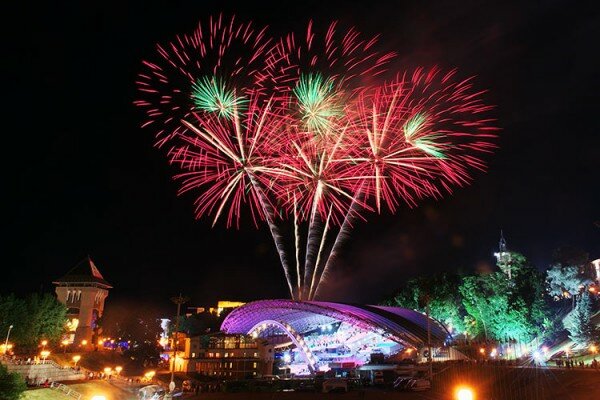 Салют над Летним амфитеатром во время «Славянского базара в Витебске». Фото Сергея Серебро