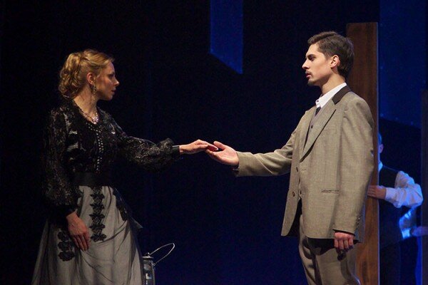 Танец Надзеі Яноўскай (Юлія Крашэўская) з Андрэем Беларэцкім (Дзмітрый Каваленка). Прэм’ера спектакля “Дзікага палявання караля Стаха” ў пастаноўцы Юрыя Лізянгевіча ў Нацыянальным акадэмічным драматычным тэатры імя Якуба Коласа. Фота Сержука Серабро